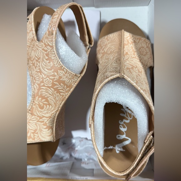 Very G Isabella tooled Nude Wedge Open Toe Cork Heel Shoe Sandal Size 9 - Picture 3 of 8